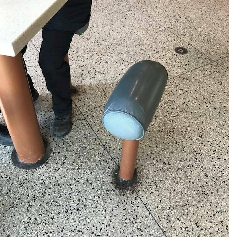 22. Ovaj totalno funkcionalni stolac u restoranu brze hrane