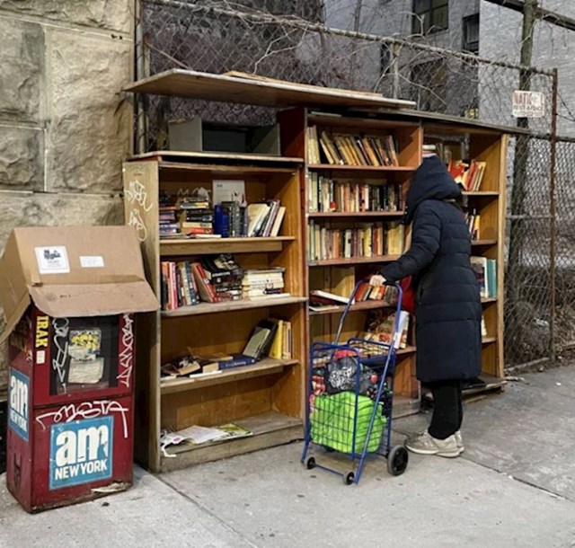 "U mom kvartu smo postavili "knjižnicu" u kojoj bilo tko može uzeti i donijeti knjige, sve dok svi imaju pravo na čitanje"