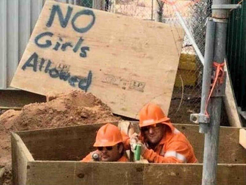 2. "Tko kaže da na poslu uvijek mora biti radna atmosfera"