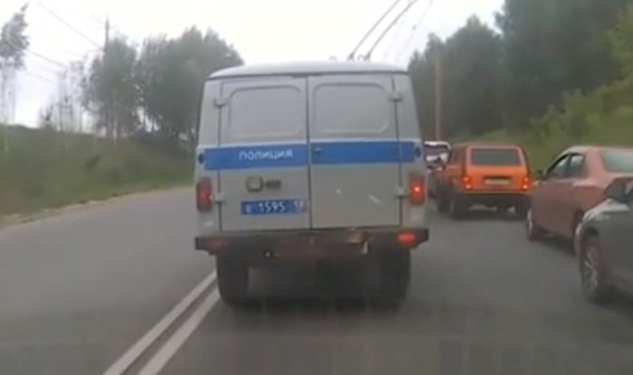 Auto kamera snimila urnebesan prizor u prometu u Rusiji, pozorno pratite ovaj policijski kombi