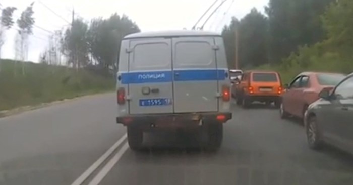 Auto kamera snimila urnebesan prizor u prometu u Rusiji, pozorno pratite ovaj policijski kombi