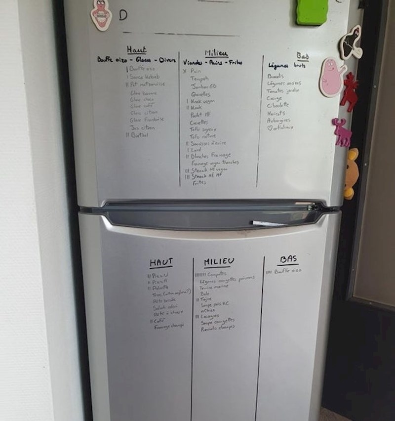 4. Kupite prozirnu ploču na koju se može brisati i pisati pa popišite sve što imate u hladnjaku i zamrzivaču kako biste smanjili nepotrebno bacanje hrane