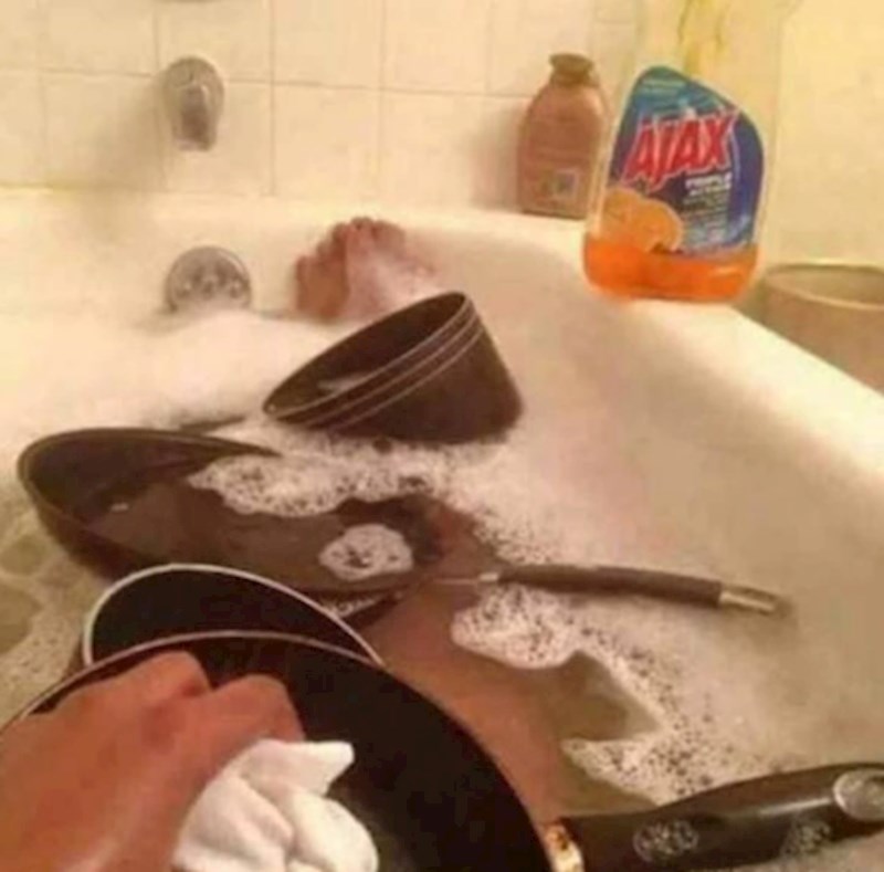 "Zašto trošiti duplu vodu kad mogu sebe i posuđe oprati odjednom?"