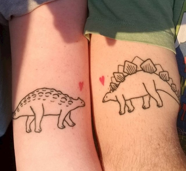 17. "Umjesto prstenja, odlučili smo napraviti tetovaže najdražih dinosaura"