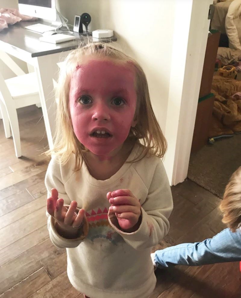 12. "Malo se igrala maminom šminkom..."