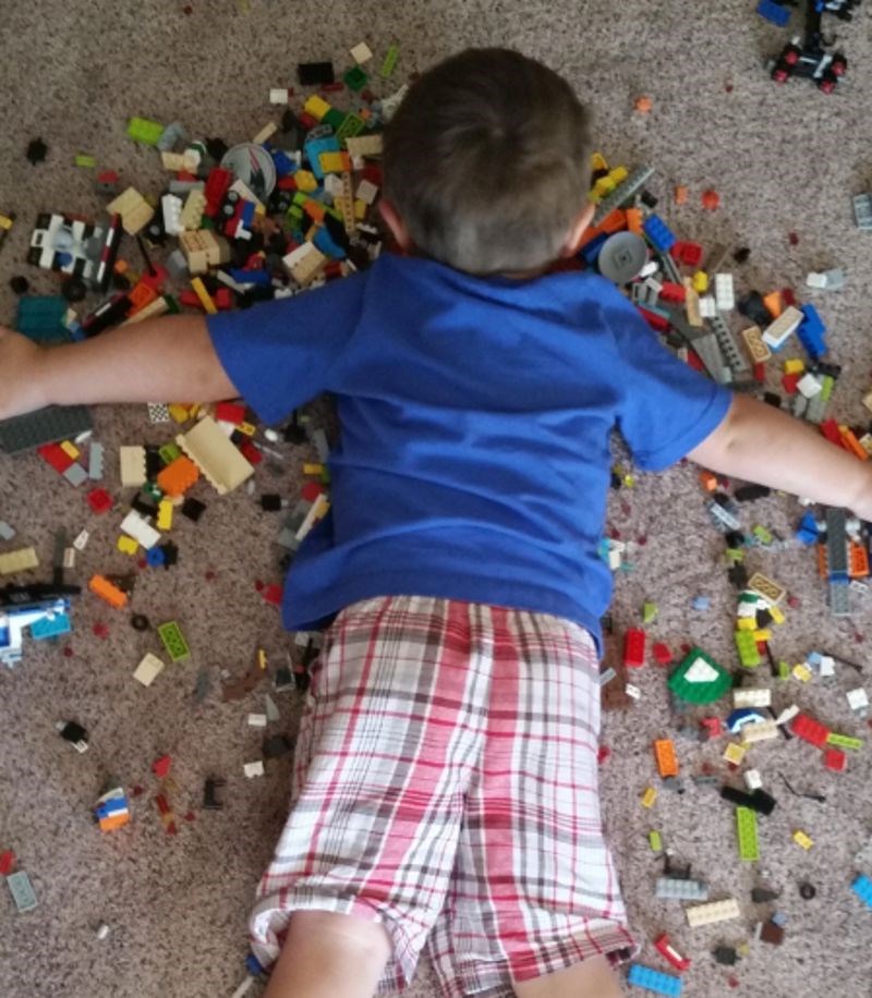 1. Zaspao je na lego kockicama.