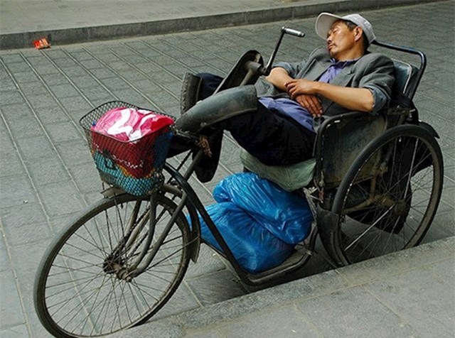 U Kini je normalno bilo gdje zaspati i odspavati bar pola sata - sat... Kinezi vjeruju da tako povećaju svoju produktivnost.