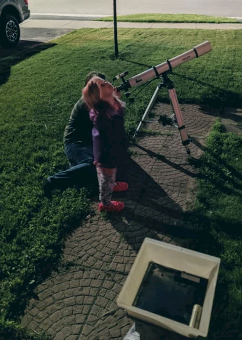 9. Djevojčica je za Dan očeva odlučila iznenaditi tatu i pokazala mu gdje se nalazi Saturn.