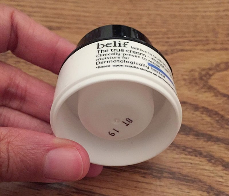 2. Žena je kupila kremu jer je vidjela da je veće pakiranje...