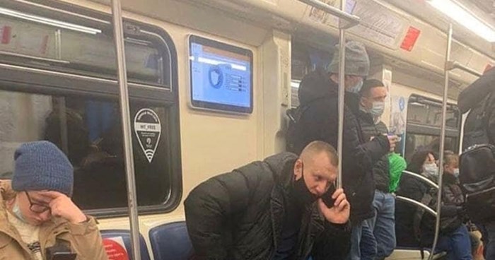 Fotka tipa u podzemnoj nasmijala je tisuće na Fejsu, sve će vam biti jasno kad vidite kako sjedi