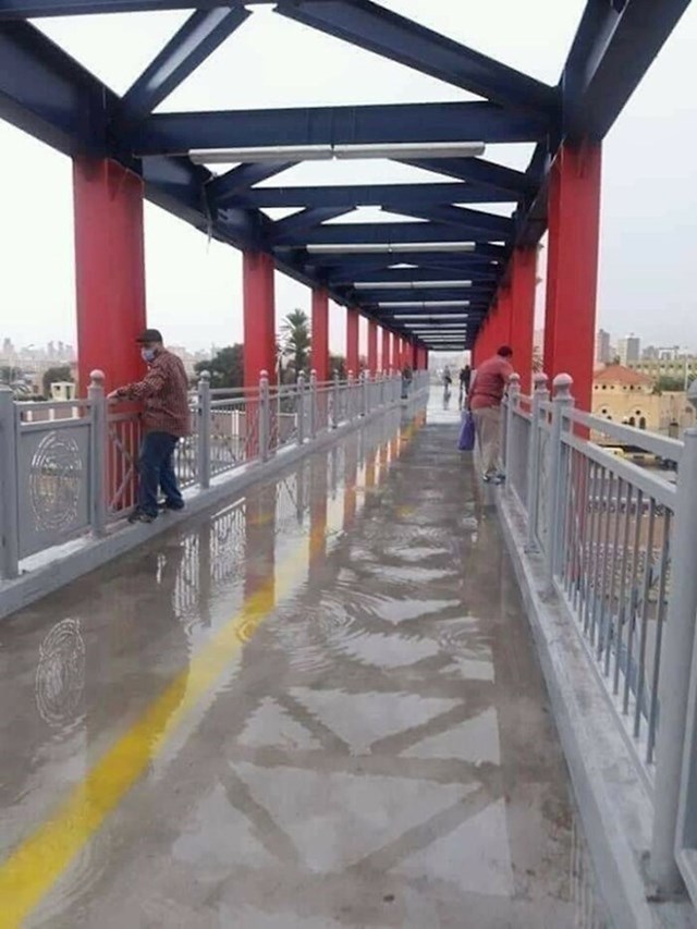 Kad padne kiša voda nema kamo iscuriti pa pješaci moraju ovako prelaziti most...