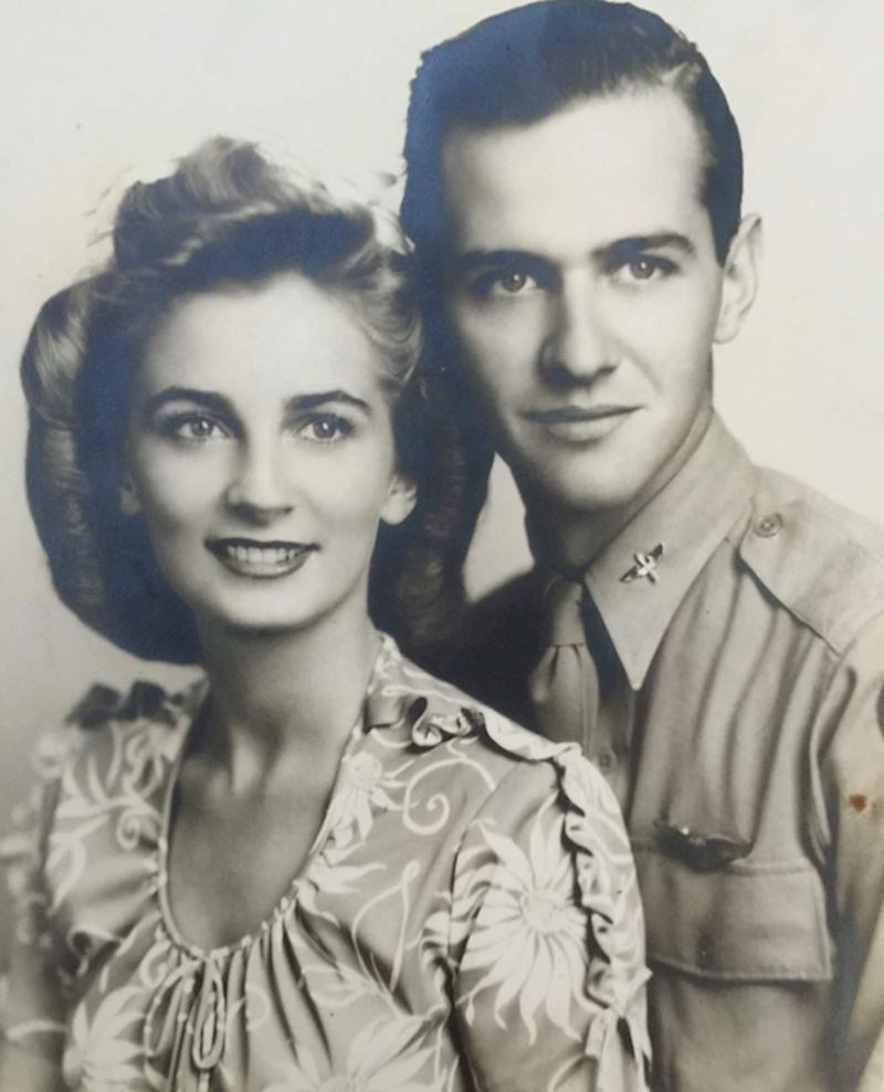 "Moji djed i baka na dan kad su se zaručili, 1944. godine."