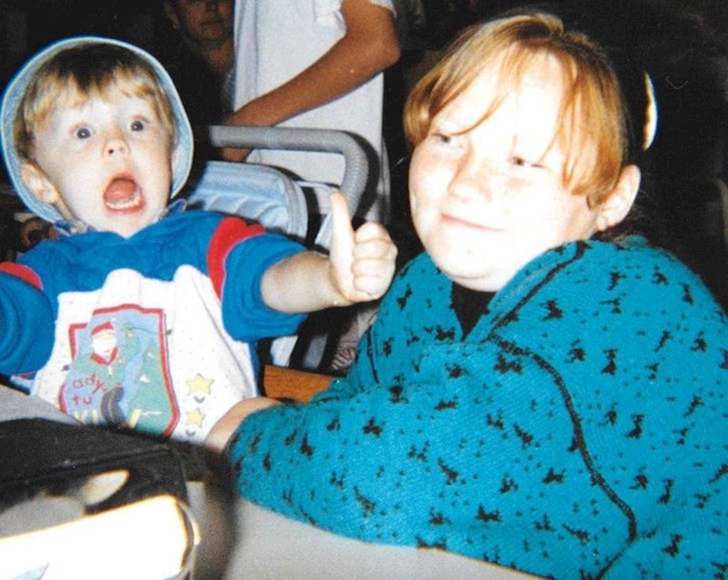 "Omiljena fotka s obiteljskog putovanja u Francusku u 1990-ima. Sestra i ja u nekom malom kafiću dok ja izvodim gluposti za kameru"