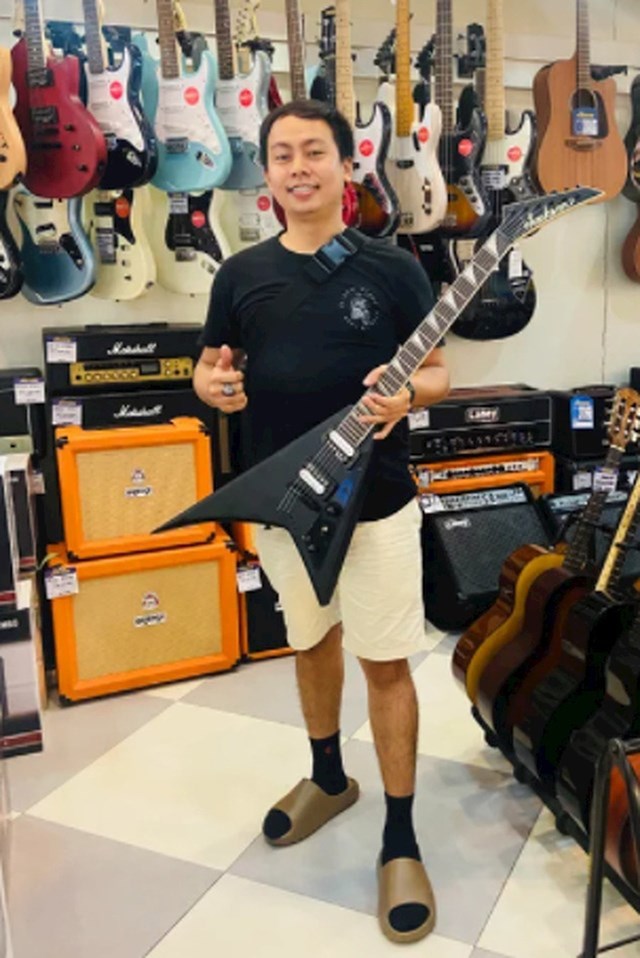 16. Ovaj mladić je od malena htio kupiti ovu gitaru, sada je konačno prikupio dovoljno novca.