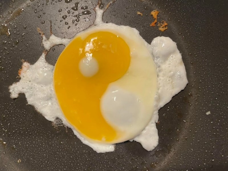 Jaje koje izgleda kao simbol za yin - yang