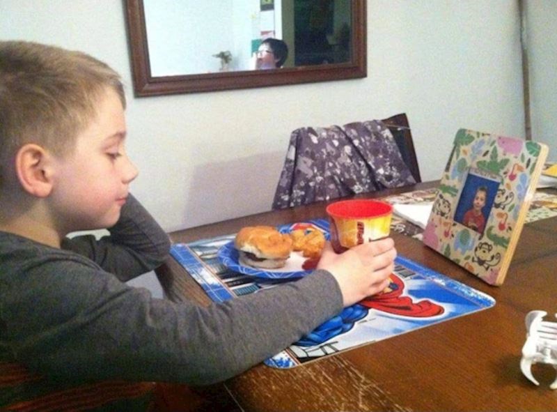 "Večerao je i cijelo vrijeme gledao u svoju uokvirenu sliku. Rekao je da provodi kvalitetno vrijeme sa samim sobom."