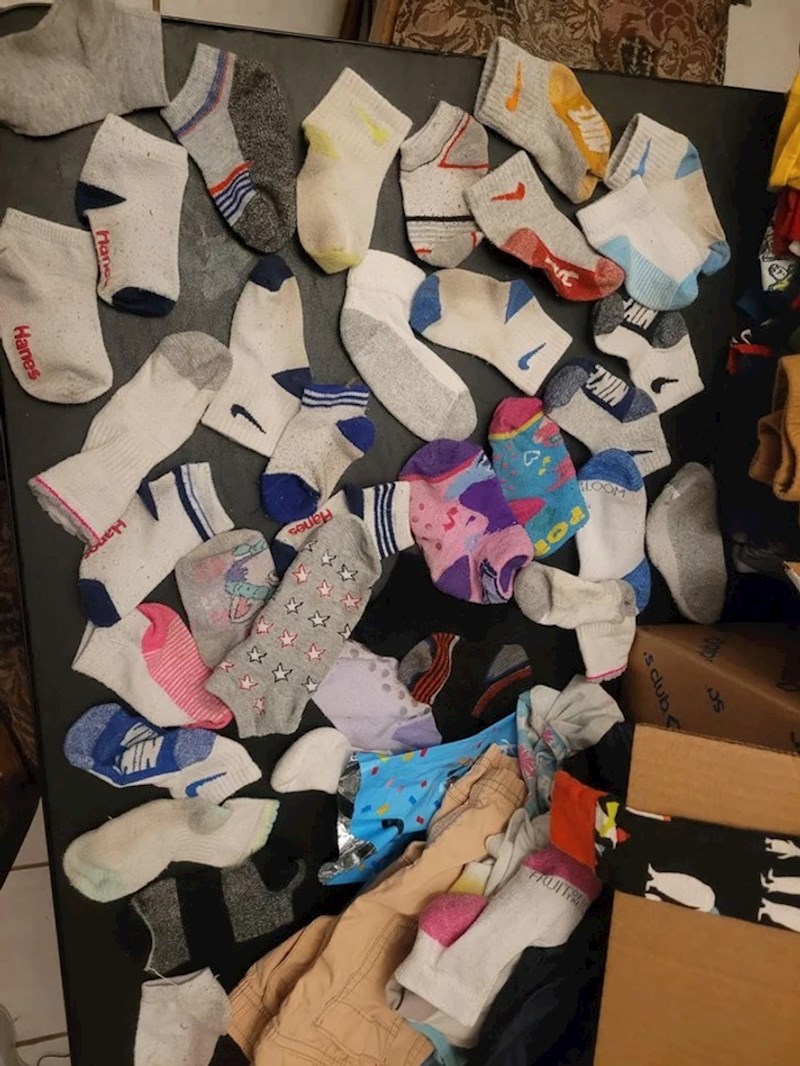 16. "Toliko čarapa, a ni jedne nemaju par!"