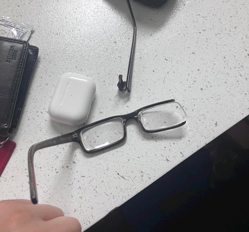 4. "Slučajno sam zaspao s naočalama i nekako ih zdrobio u snu. A to su mi jedine..."