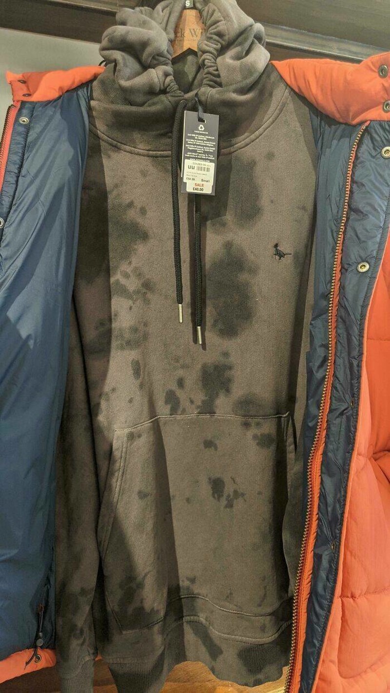 5. Ova majica izgleda kao da ima masne mrlje.