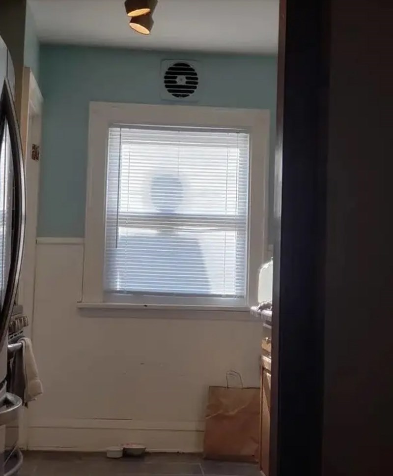 4. "Mislila sam da se ispred moji vrata nalazi osoba, a onda tek kasnije shvatila da je to sjena dimnjaka..."