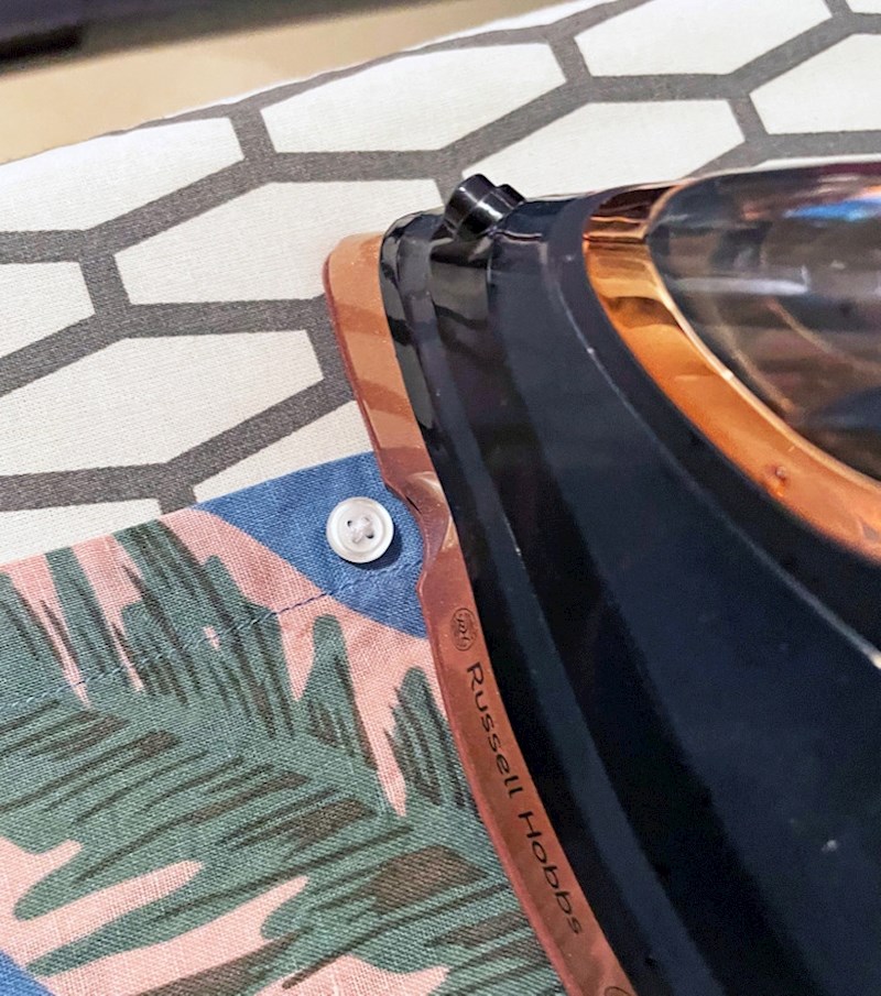 8. Ovaj dodatak na glačalu zbog kojeg se nećete mučiti peglati oko gumba