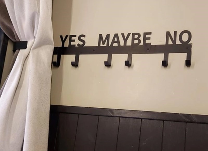 Vješalica u garderobi u trgovini odjećom.