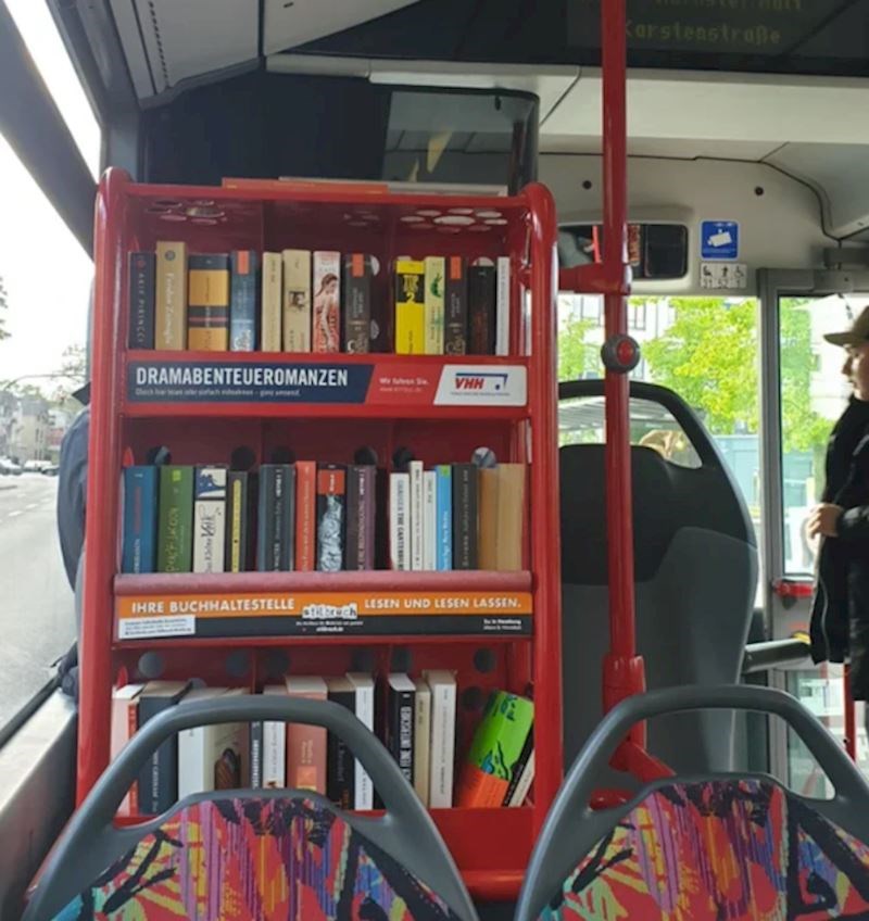 2. Polica s knjigama u autobusu da ljudi skrate vrijeme