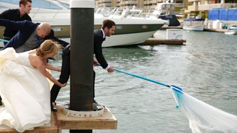 4. "Odlučili smo iskoristiti priliku za smiješnu fotografiju nakon što mi je veo završio u moru."