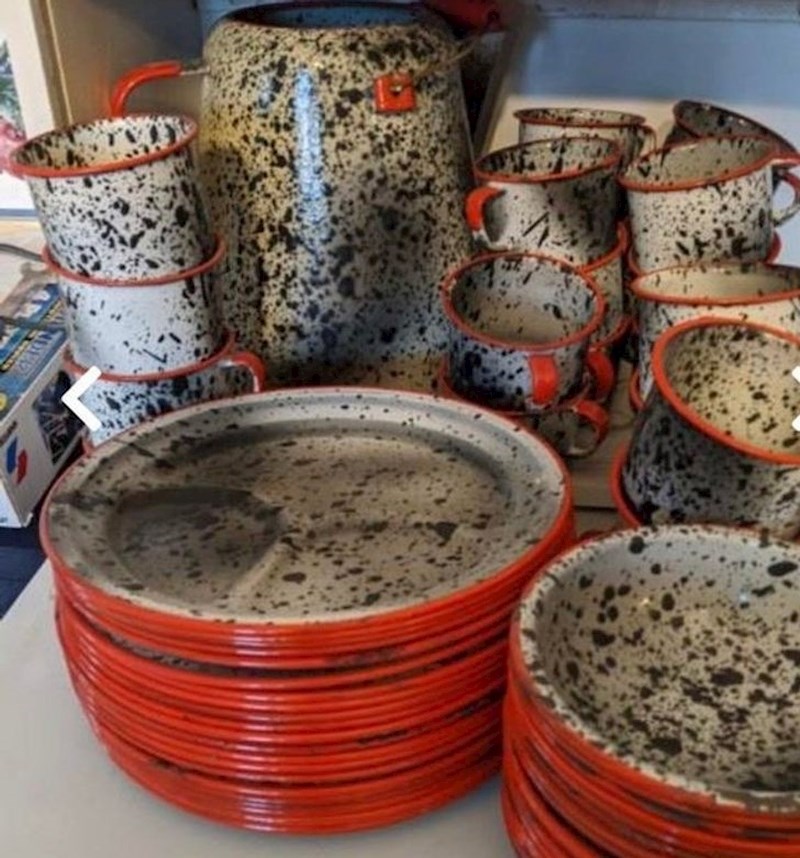 6. "Ovo posuđe izgleda baš jako prljavo"