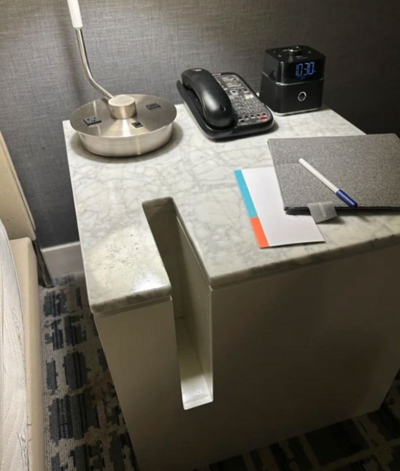 10. "Koja je svrha okomitog utora na noćnom ormariću?’’