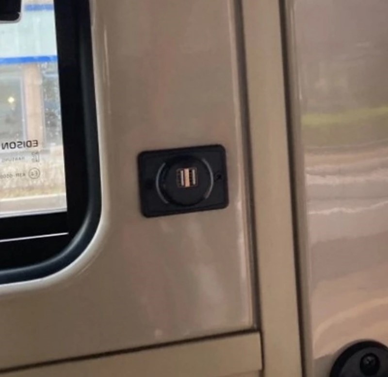 8. U gotovo svakom javnom prijevozu možete pronaći usb priključke za punjenje.