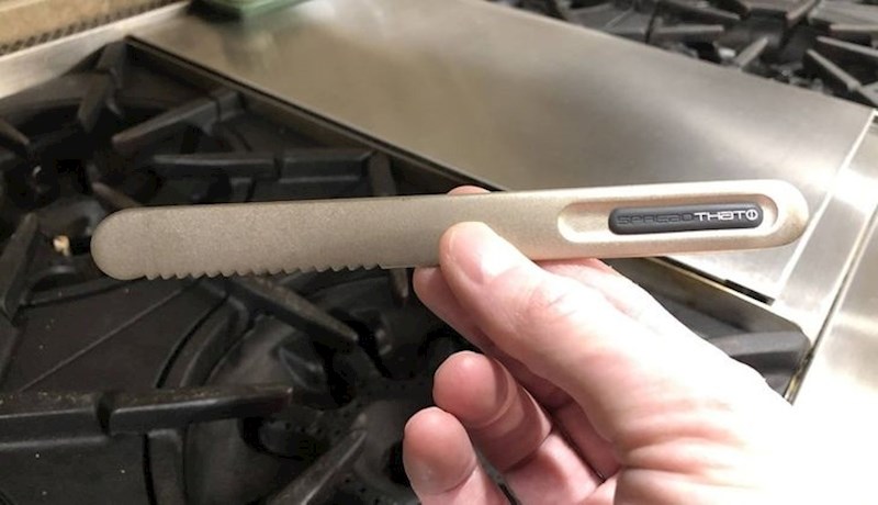 5. Nožić za maslac koji toplinu dlana koristi za lakše razmazivanje maslaca