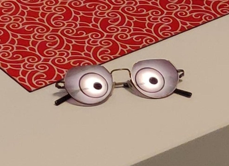 12. Ovo nisu naljepnice, već odraz lustera...