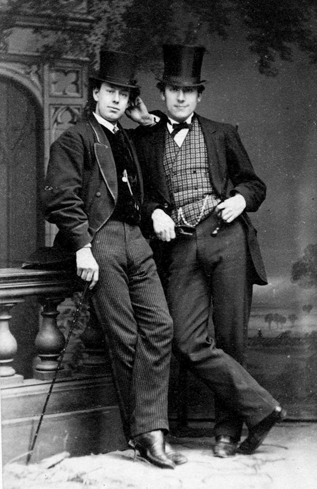 "Na fotografiji se nalaze pradjedovi mog djeda, fotka je nastala 1849. godine. Obojica su bili službenici željeznice Lancashirea i Yorkshirea na stanici Victoria u Manchesteru"