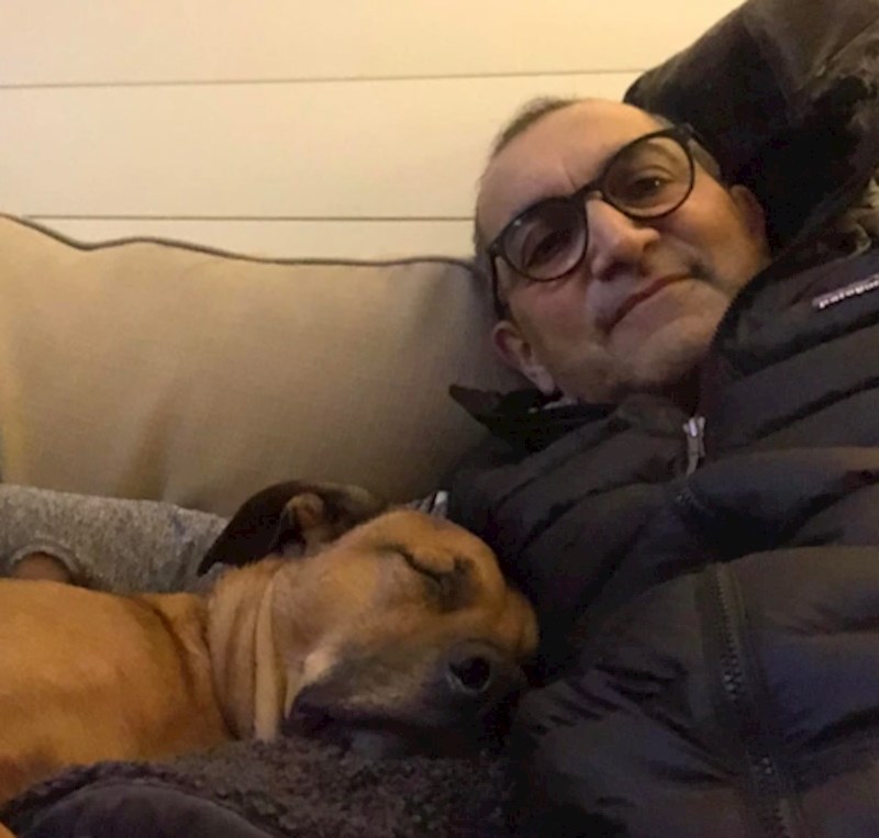 "Moj tata ponekad čuva mog psa dok sam na poslu. Svaki put se slika s njim i pošalje mi sliku da vidim kako se dobro zabavljaju"