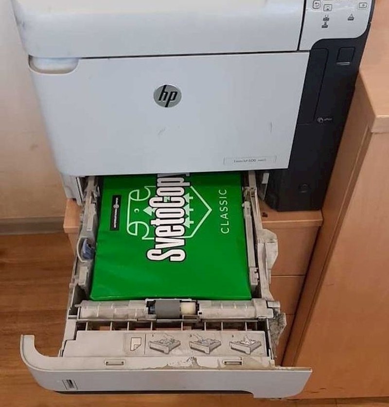 "Žalili su se da u printeru nema papira pa sam i sama probala i odlučila provjeriti u čemu je stvar. Netko je samo stavio papire u pretinac, bez da su ih izvadili iz pakiranja. Najgore od svega je što ovo nije prvi put!"