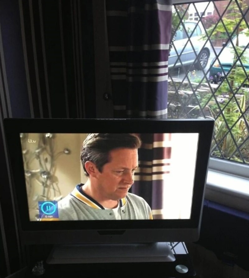 Zavjese u stanu i u seriji su iste.