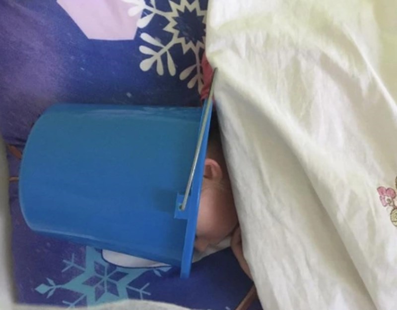 15. Bilo joj je loše pa sam joj dala kantu ako će joj pozliti tijekom noći. Ujutro sam je pronašla da ovako spava.