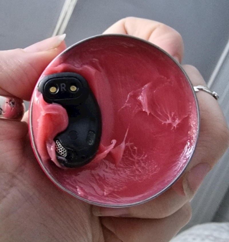 "Iz nekog razloga sam po noći mislila da je ovo kutija od slušalica. Nije bila..."