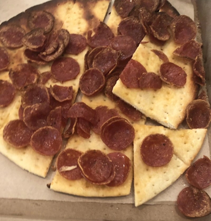 "Prodali su mi ovaku pizzu. Ostavila sam ih jako nisku recenziju."