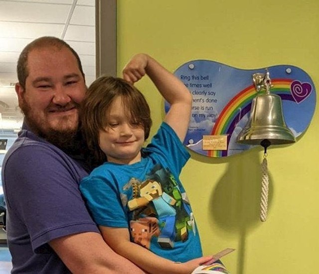 1. "Dok je imao samo dvije godine, moj sin je obolio od leukemije. Danas je pozvonio zvonom koje označava kraj kemoterapije i pobjedu nad bolesti!"