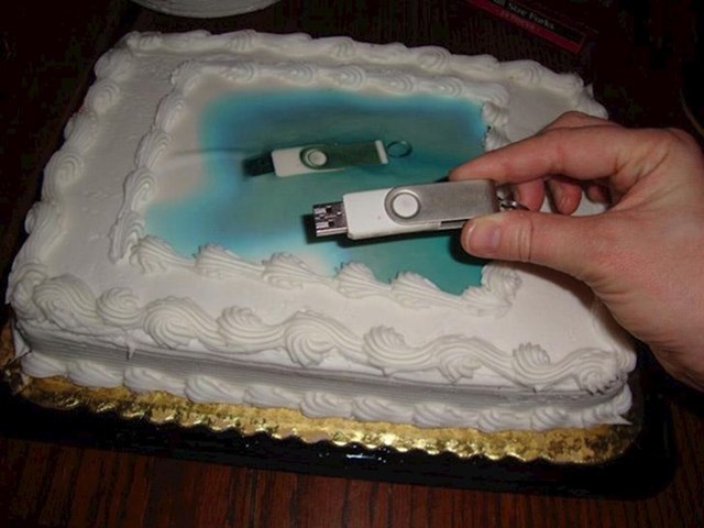 Žena je dala USB s fotografijom koju je htjela na torti, ali su je shvatili preozbiljno