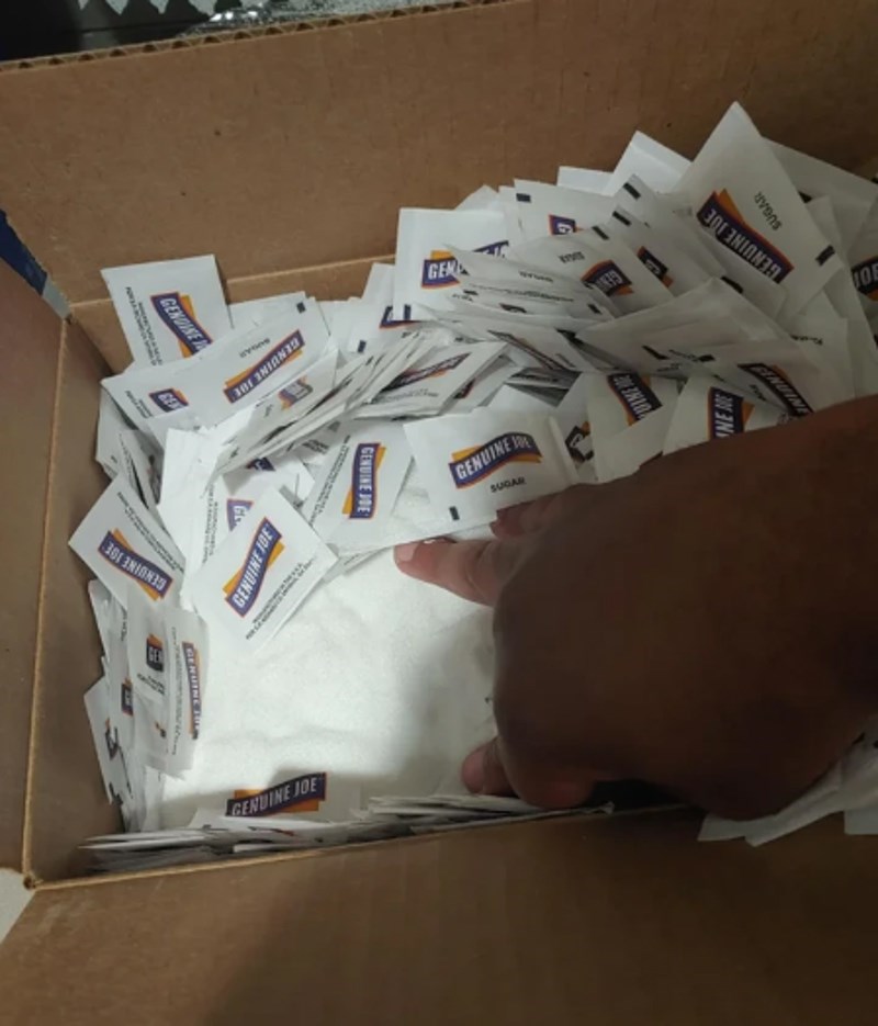 13. "Naručili smo šećere u paketima na poslu. Poslali su nam ih, ali ni jedan paketić nije bio osiguran i sve je iscurilo."