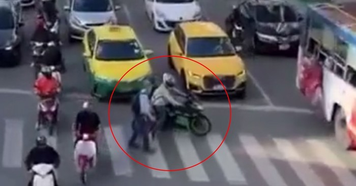 VIDEO: Pogledajte što je učinio ovaj bajker dok je starac prelazio cestu; ostat ćete dirnuti