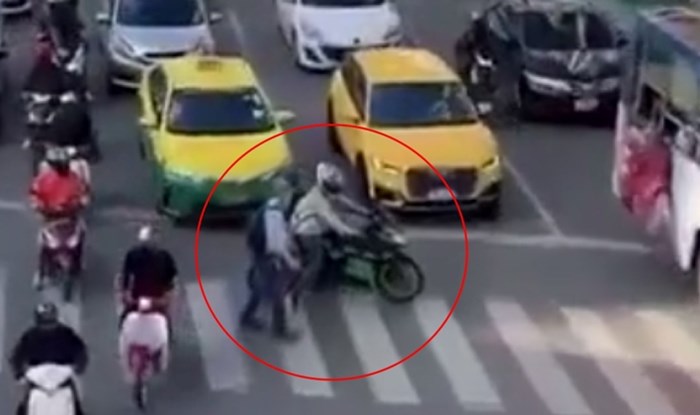 VIDEO: Pogledajte što je učinio ovaj bajker dok je starac prelazio cestu; ostat ćete dirnuti