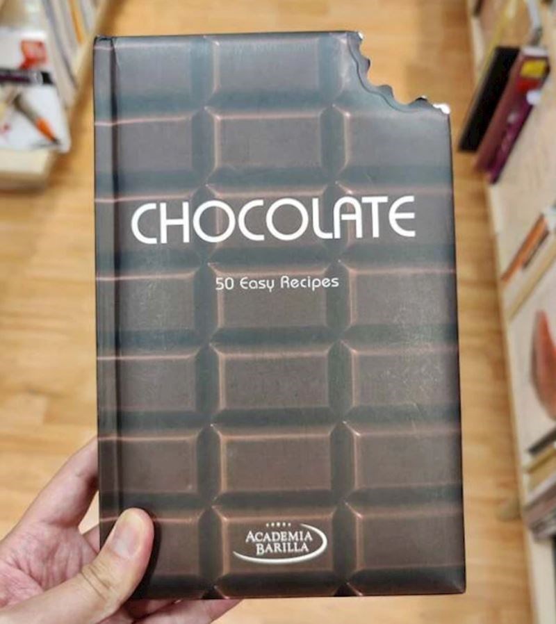 Knjiga s čokoladnim receptima u obliku čokolade