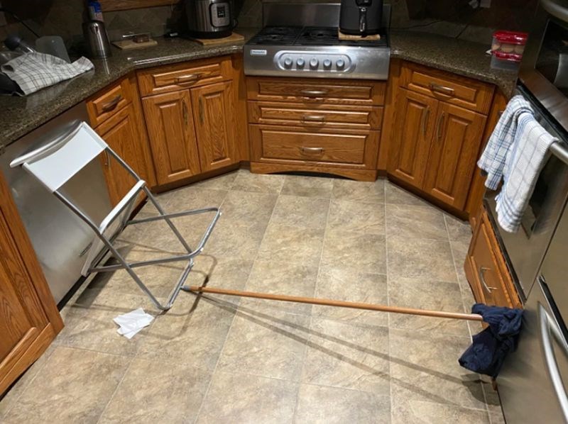 4. "Perilica mi se pokvarila i stalno otvarala pa sam je ovako osigurala i zatvorila."