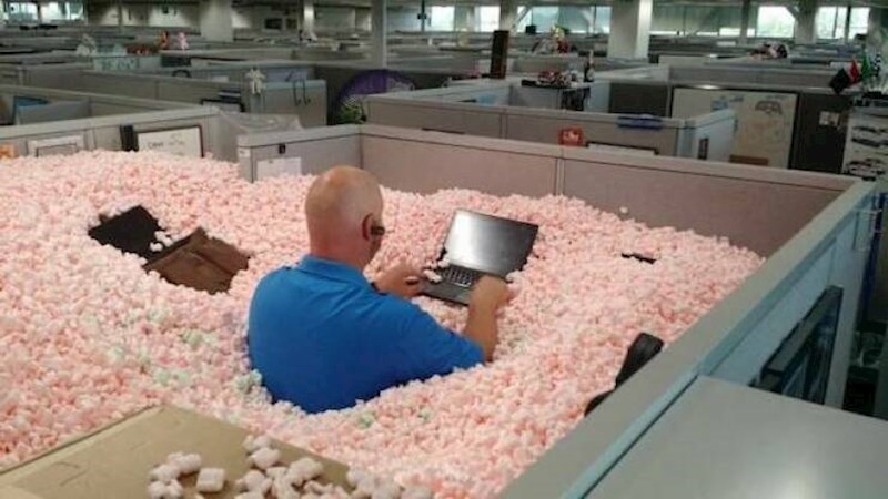 6. "Odlučili smo se našaliti s kolegom za rođendan, ali ga to nije spriječilo da nastavi raditi kao da se ništa nije dogodilo"