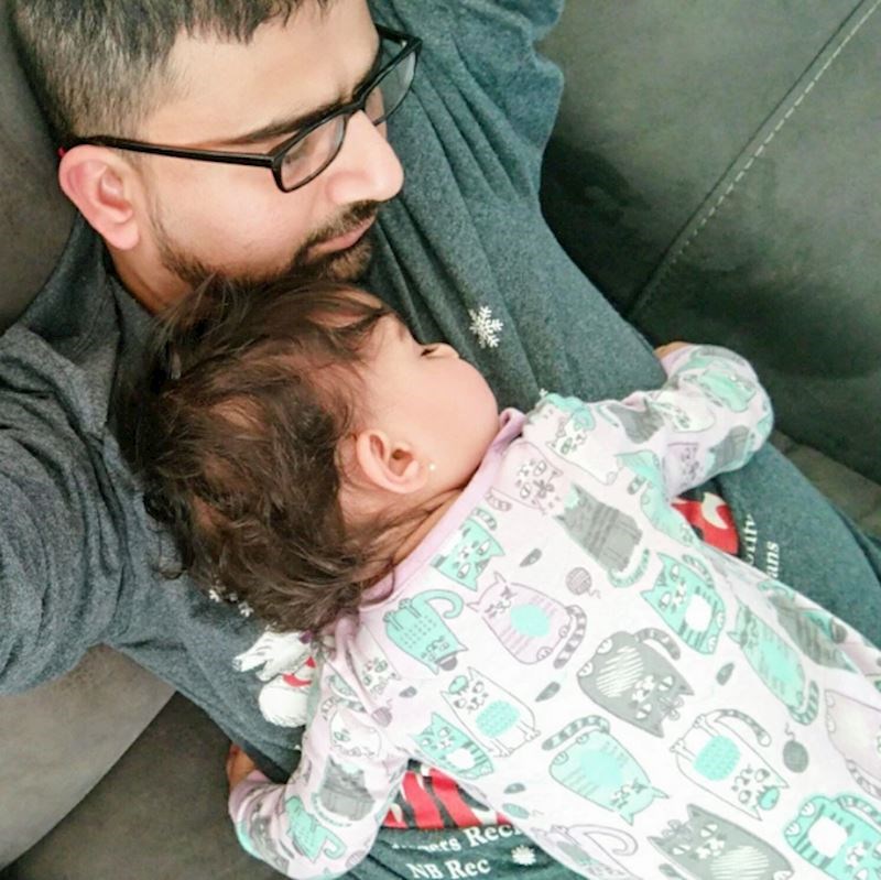 4. "Nema boljeg osjećaja nego kad se vaše dijete s vama osjeća sigurno pa ovako spava."