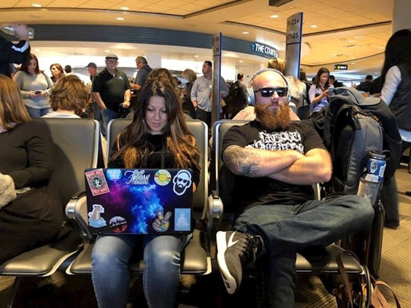 Ovaj čovjek izgleda kao lik s naljepnice na njenom laptopu.